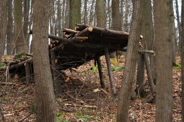 Quels sont les éléments clés pour un kit de survie en cas de camping extrême?